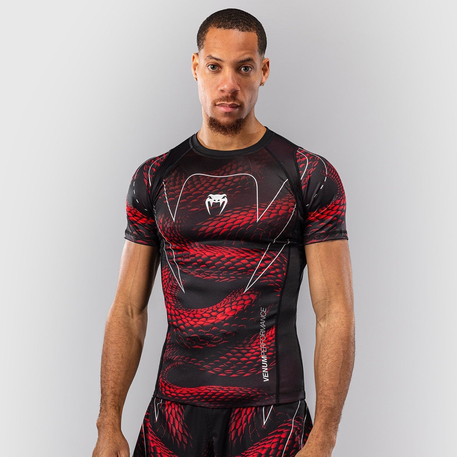 Rashguard à manches courtes Venum Matupa noir rouge argent pour grappling et MMA