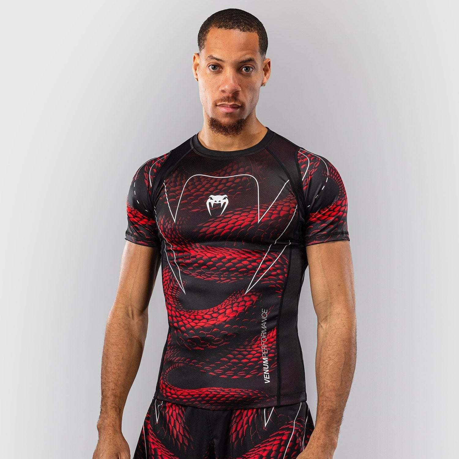 Rashguard à manches courtes Venum Matupa noir rouge argent pour grappling et MMA