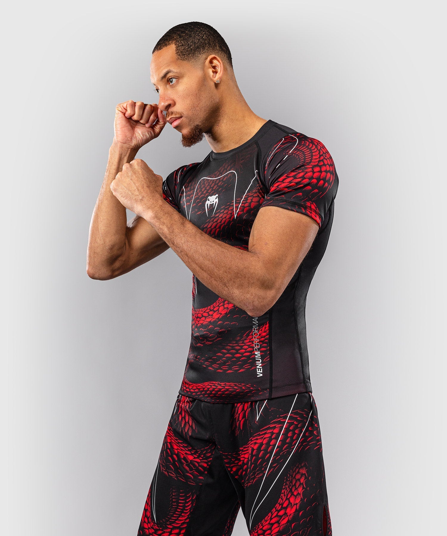 Rashguard à manches courtes Venum Matupa noir rouge argent pour grappling et MMA