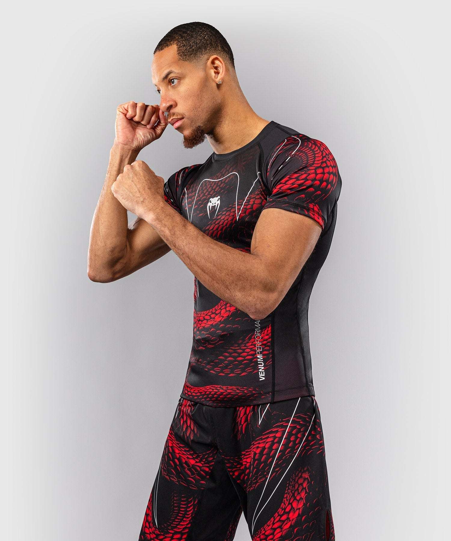 Rashguard à manches courtes Venum Matupa noir rouge argent pour grappling et MMA