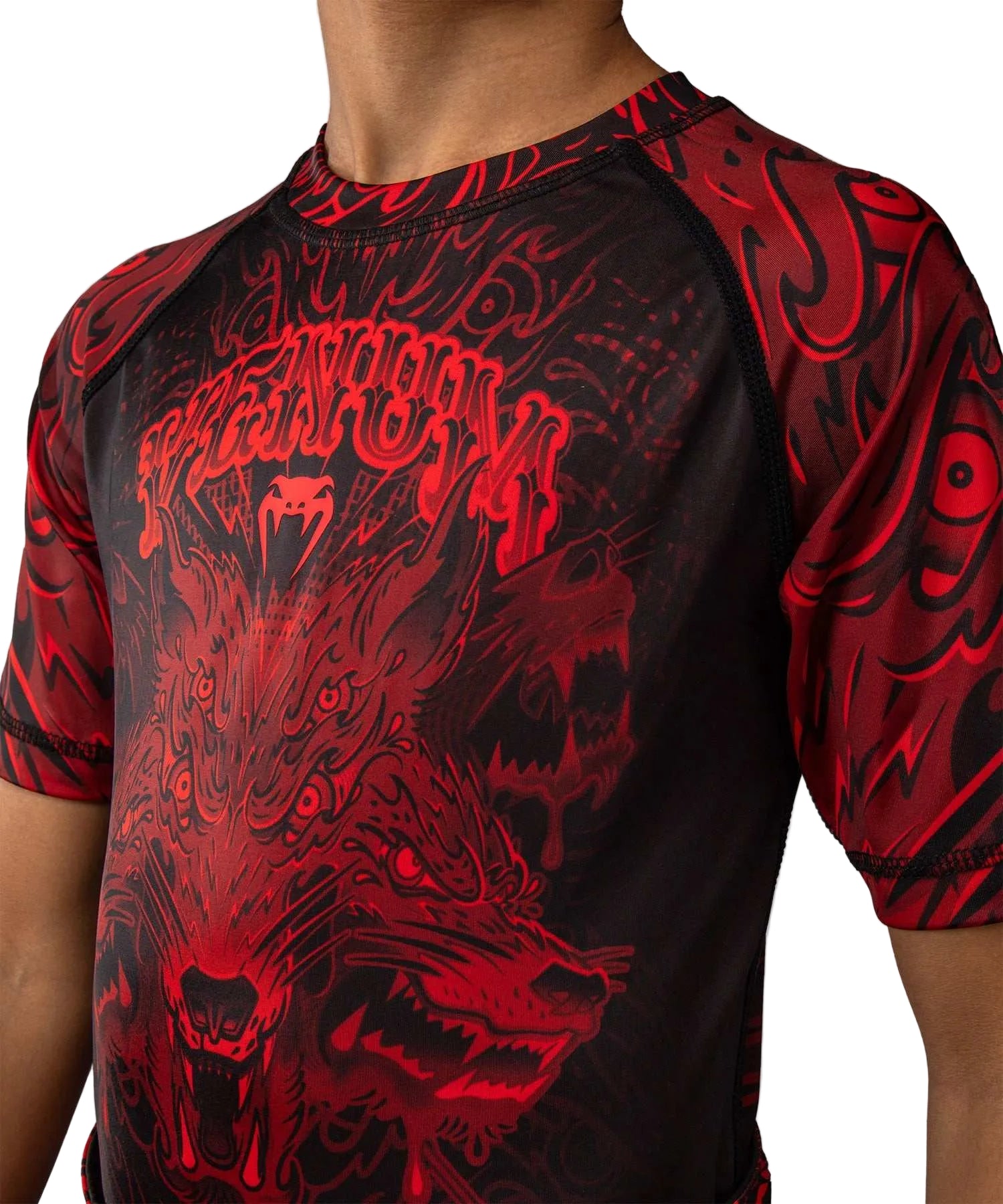 Rashguard enfant manches courtes Venum Wolf Atak noir rouge pour sports de combat
