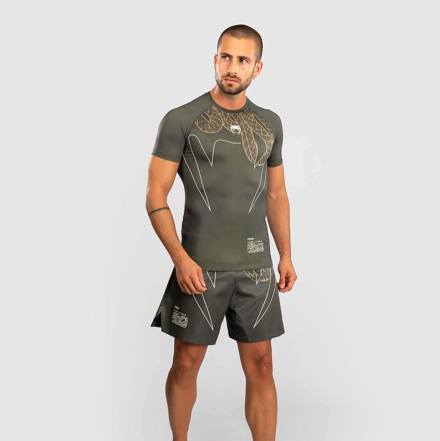 Rashguard manches courtes Venum Serpenti kaki bronze pour MMA et grappling, coupe compressive et coutures renforcées
