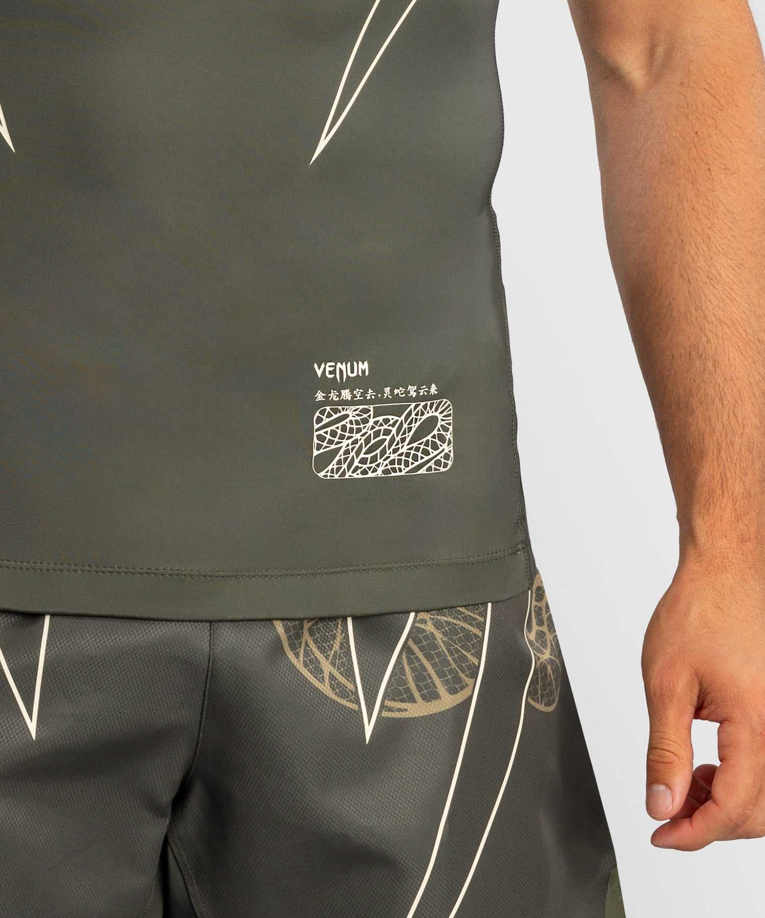 Rashguard manches courtes Venum Serpenti kaki bronze pour sports de combat avec compression et coutures renforcées