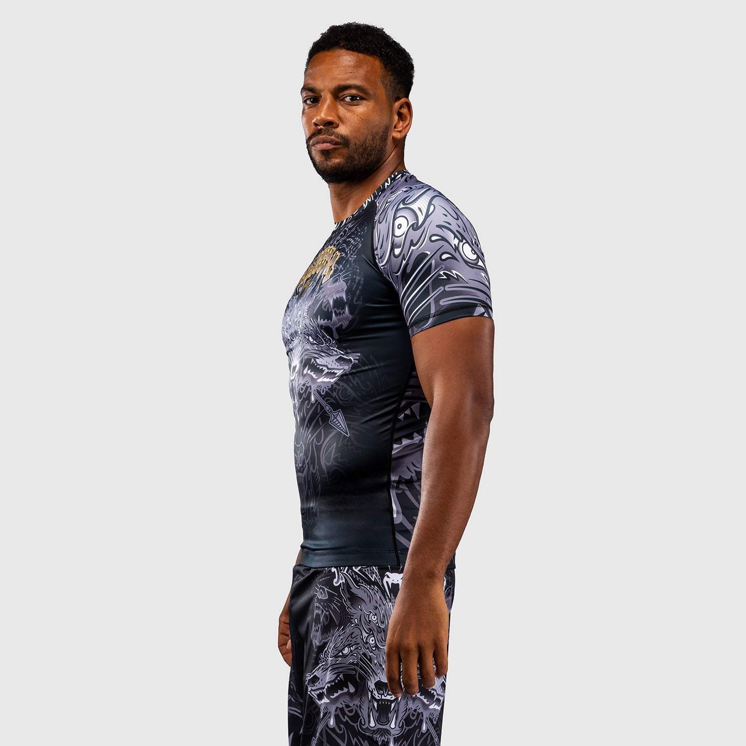 Rashguard manches courtes Venum Wolf Atak noir gris pour sports de combat avec compression musculaire et séchage rapide