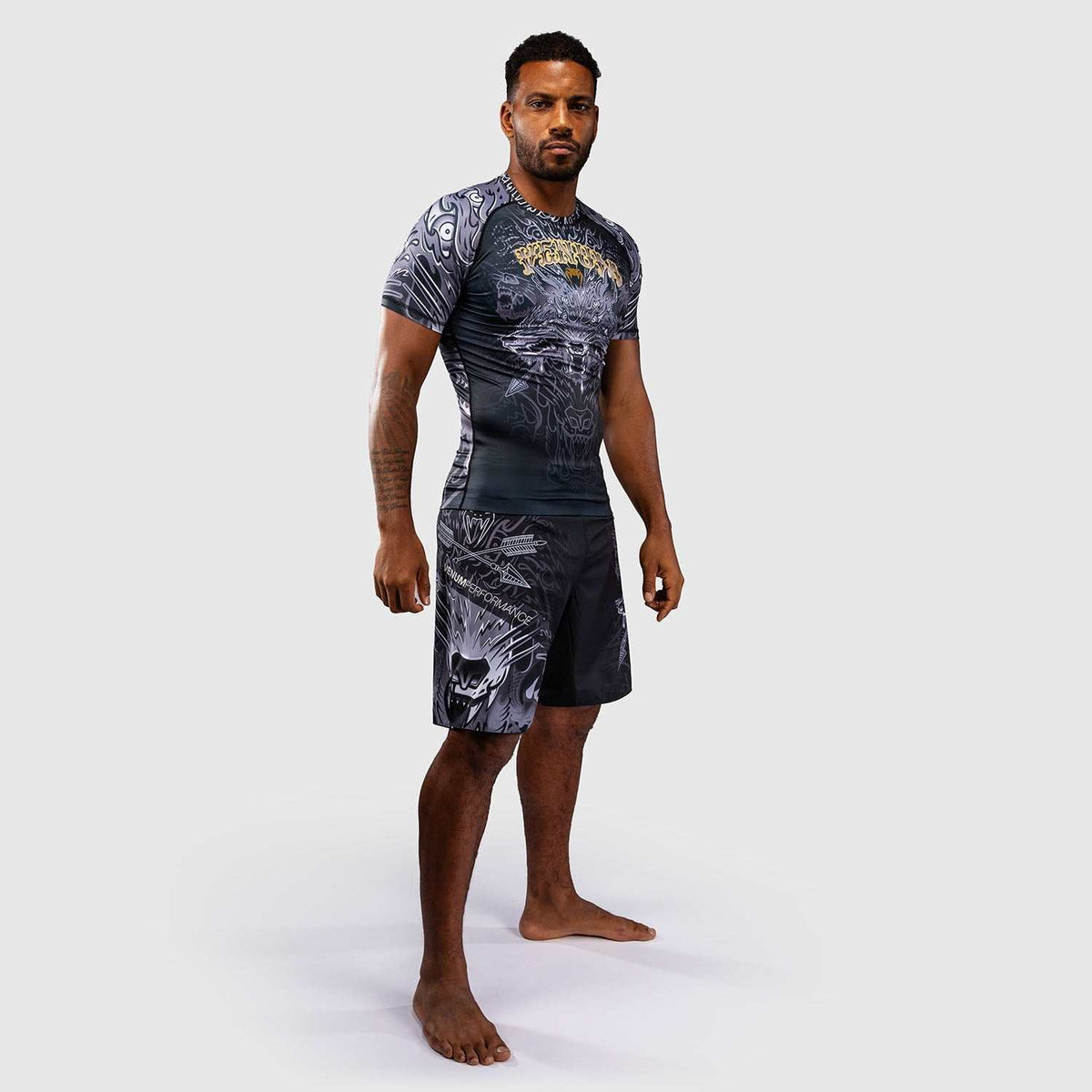 Rashguard manches courtes Venum Wolf Atak noir et gris pour sports de combat.