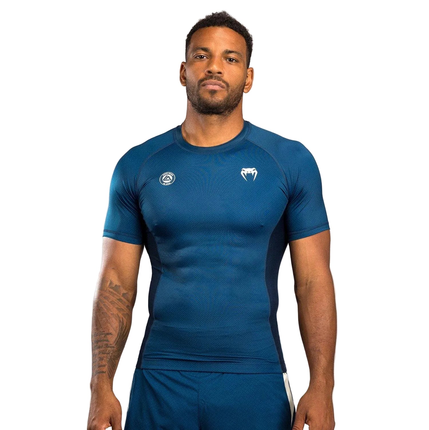 Rashguard manches courtes bleu Venum x Roger Gracie Academy pour BJJ et MMA avec compression et coutures renforcées