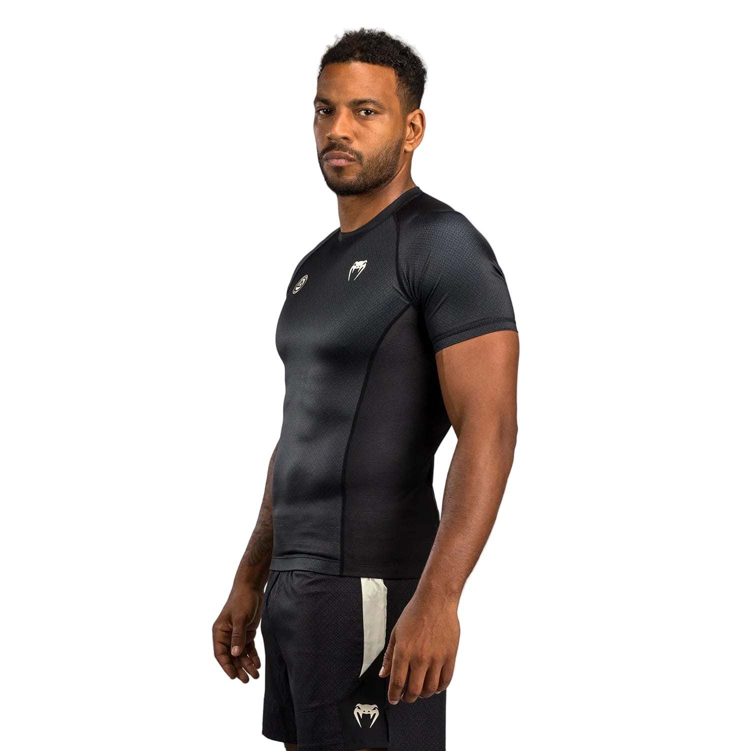 Rashguard manches courtes noir Venum x Roger Gracie Academy pour BJJ et MMA avec coupe compressive et coutures renforcées