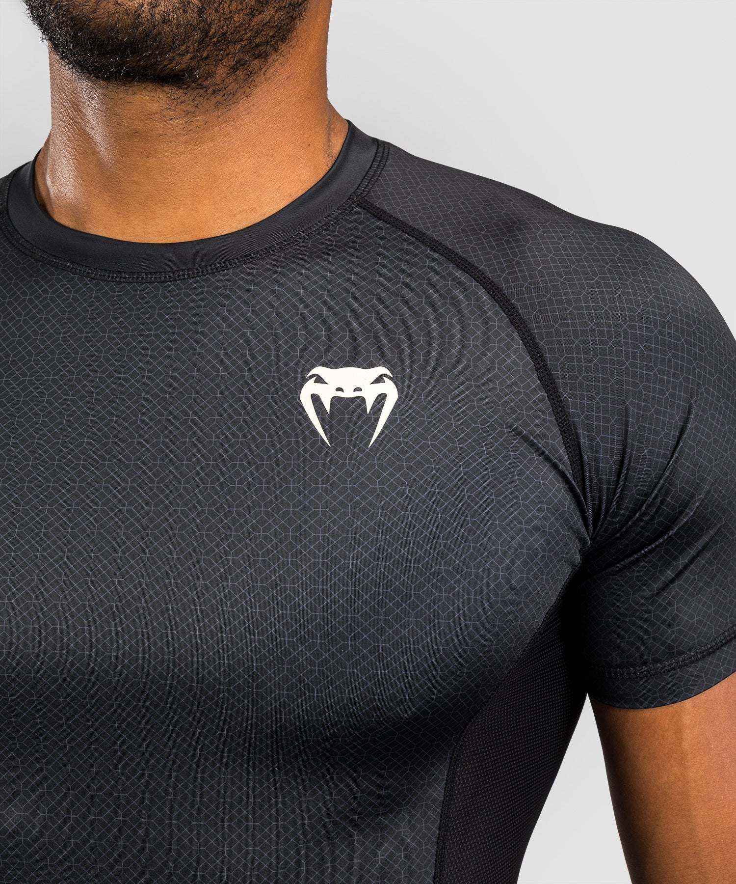 Rashguard manches courtes Venum noir pour grappling et BJJ avec compression et coutures renforcées