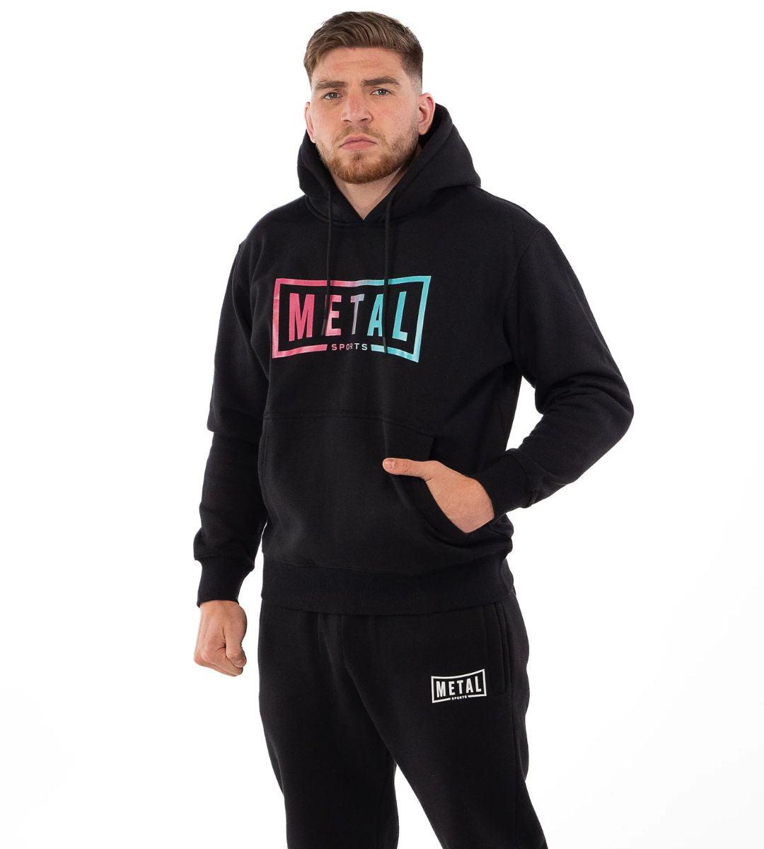 Sweat à capuche Metal Boxe noir avec logo coloré, coupe décontractée et poche kangourou, style urbain et sportif.