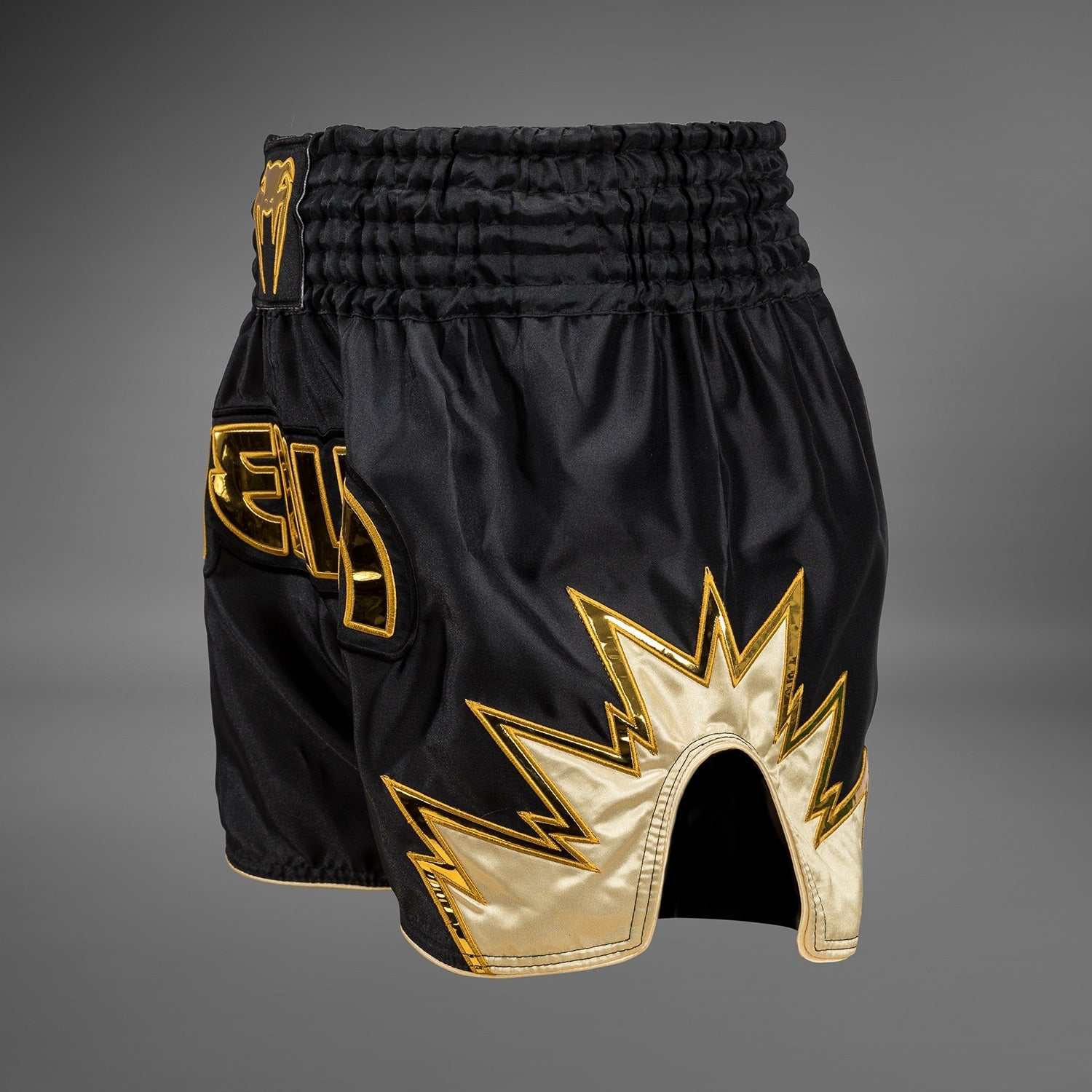 Short de Muay Thaï Venum Inferno noir et or léger avec fentes latérales et ceinture traditionnelle