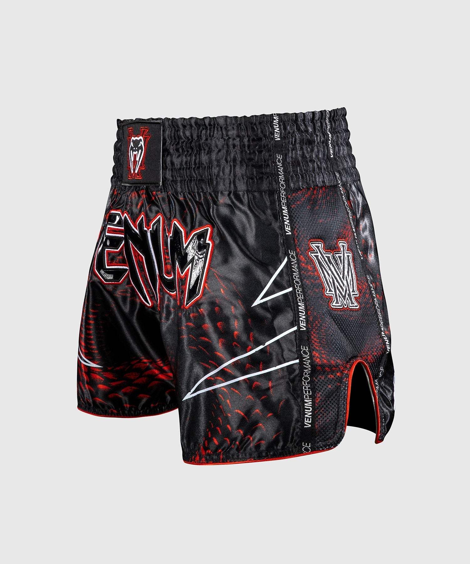 Short de Muay Thai Venum Matupa noir rouge argent, tissu léger, ceinture large, conçu pour kick et clinch