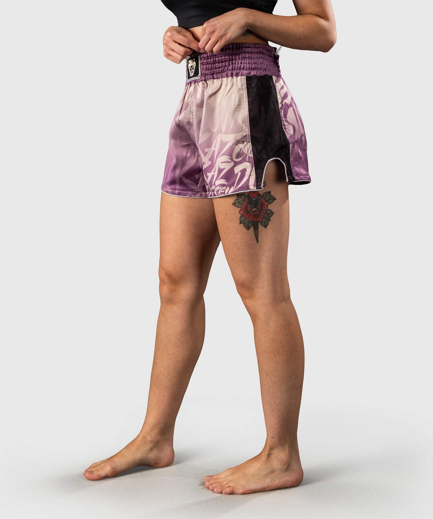 Short de Muay Thai Venum x Kaz orchidée sombre léger et performant pour entraînement intense