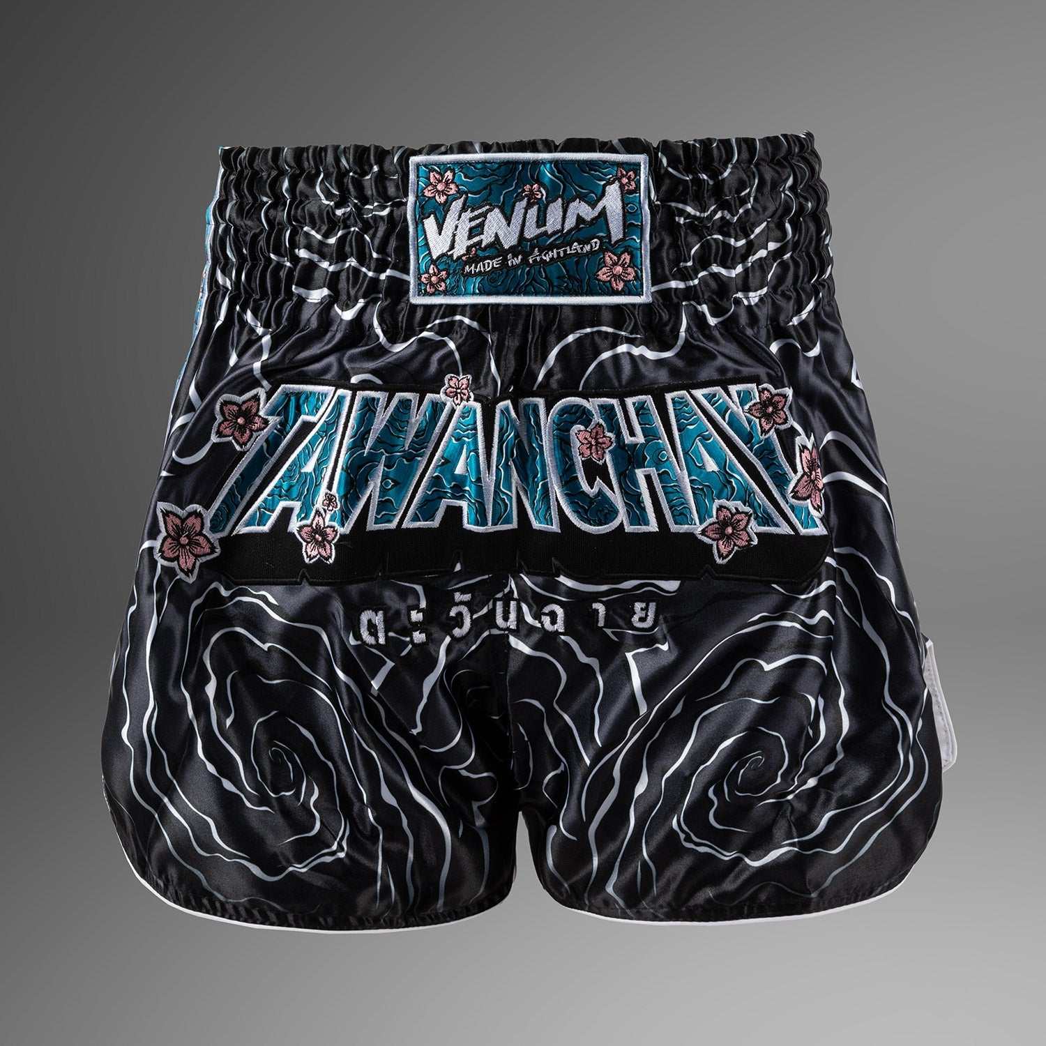 Short de Muay Thaï noir et blanc Venum x Tawanchay, tissu léger à séchage rapide, fentes latérales, ceinture traditionnelle