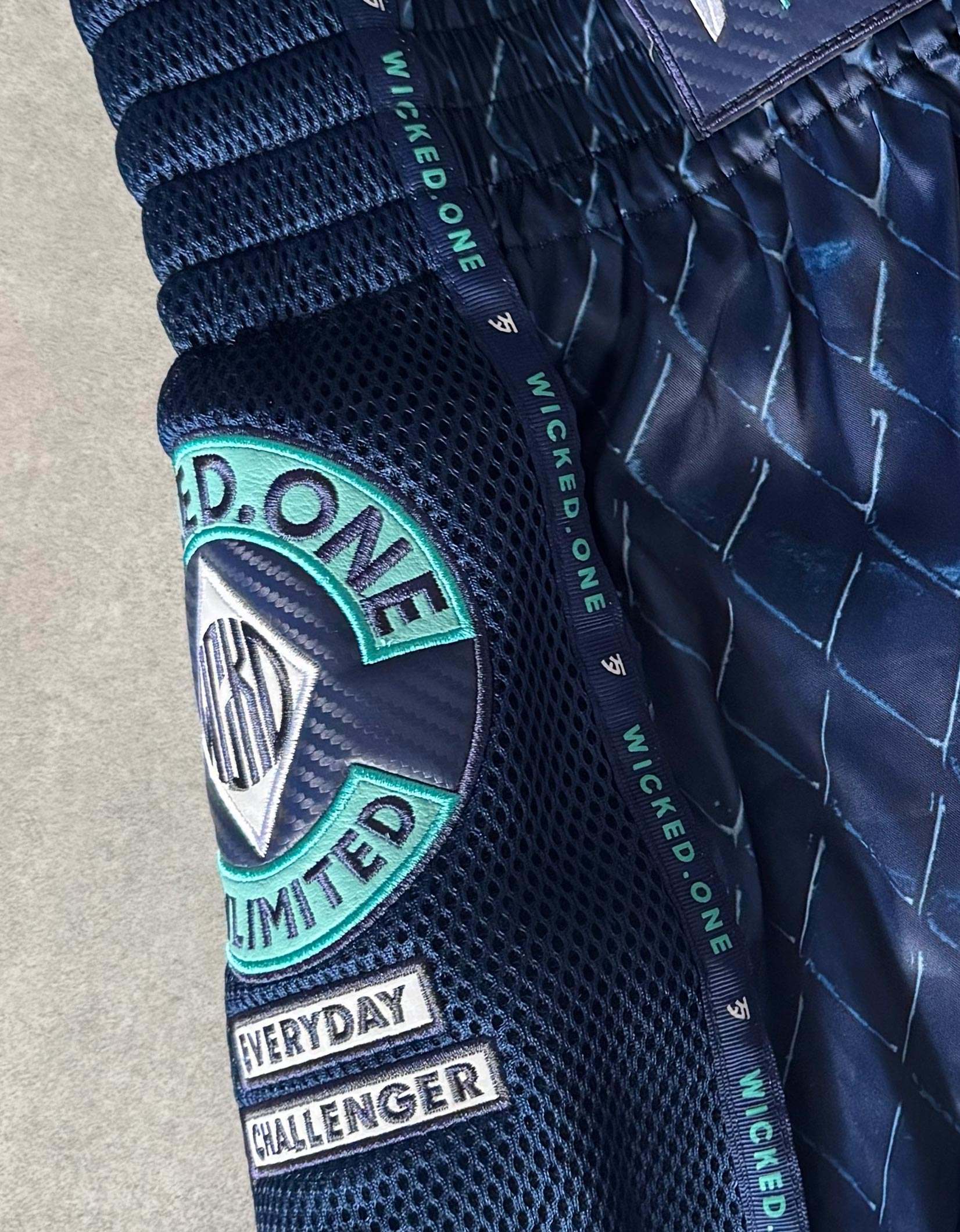 Short de Muay Thaï Wicked One CAGE navy, léger et confortable pour sports pieds-poings