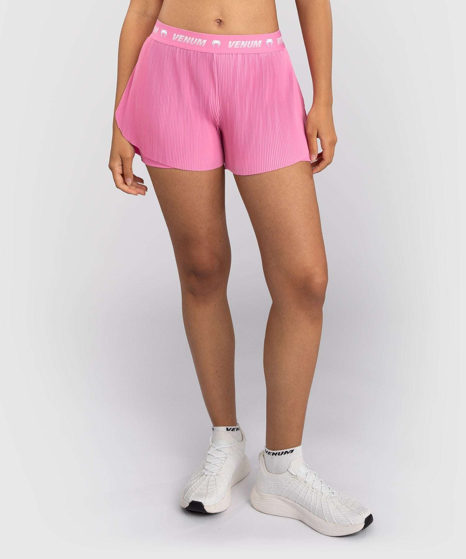 Short de training femme Venum Flowfit rose bonbon, léger et confortable pour entraînement intense