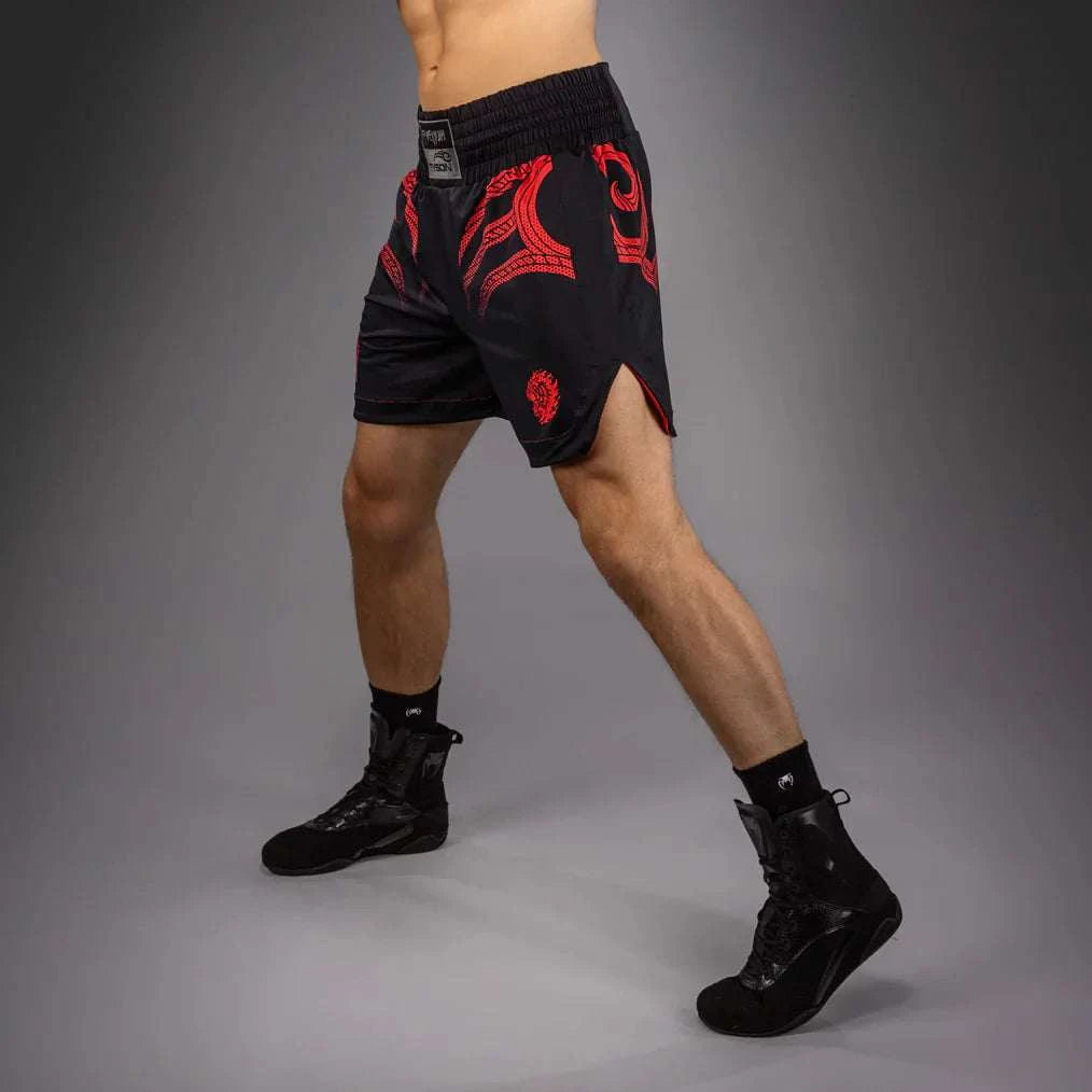 Short de Boxe Venum x Mike Tyson Tiger en satin premium noir et rouge avec logo brodé.