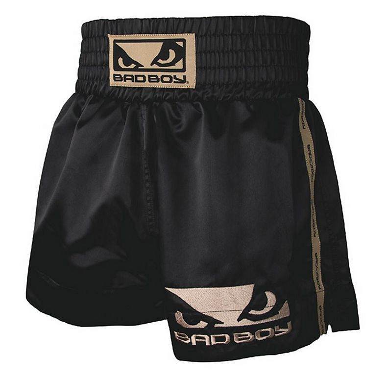 Short de Muay Thai Bad Boy noir or avec ceinture élastique et logo brodé pour liberté de mouvement optimale