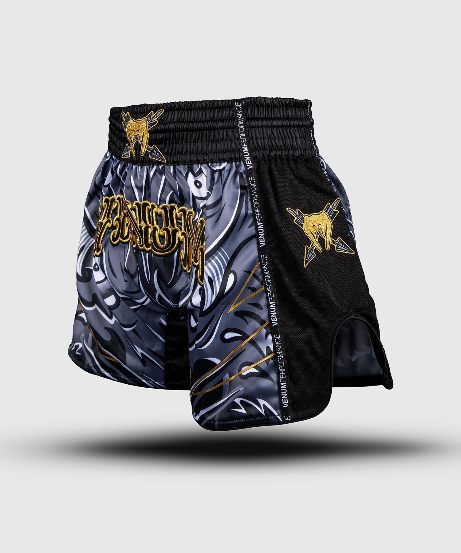 Short de Muay Thaï Venum Wolf Atak noir gris léger avec fentes latérales et ceinture traditionnelle