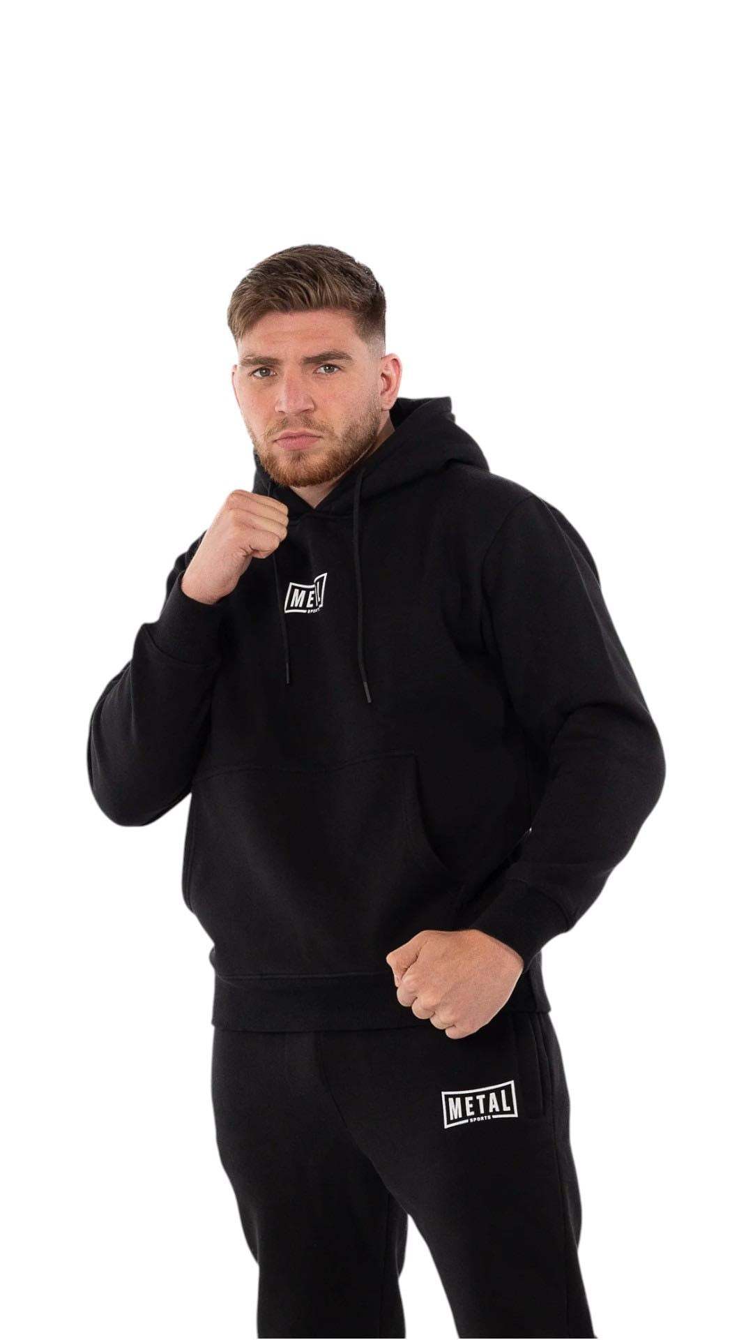 Homme portant un sweat à capuche Metal Boxe noir, style urbain et sportif, coupe décontractée avec logo Metal Boxe.