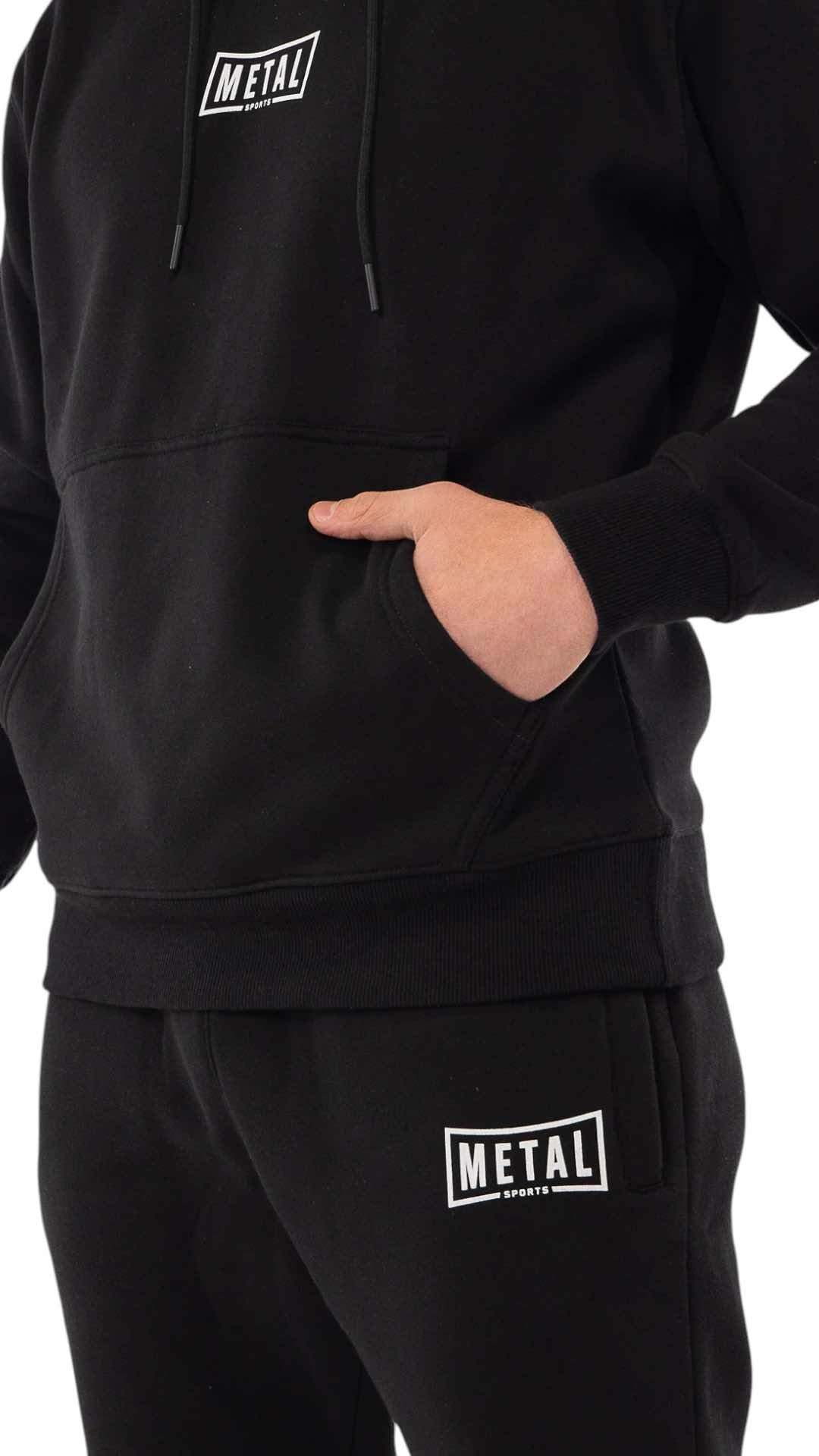 Sweat à capuche Metal Boxe noir avec poche kangourou et logo discret, style urbain et rétro années 80, confortable et chaud.