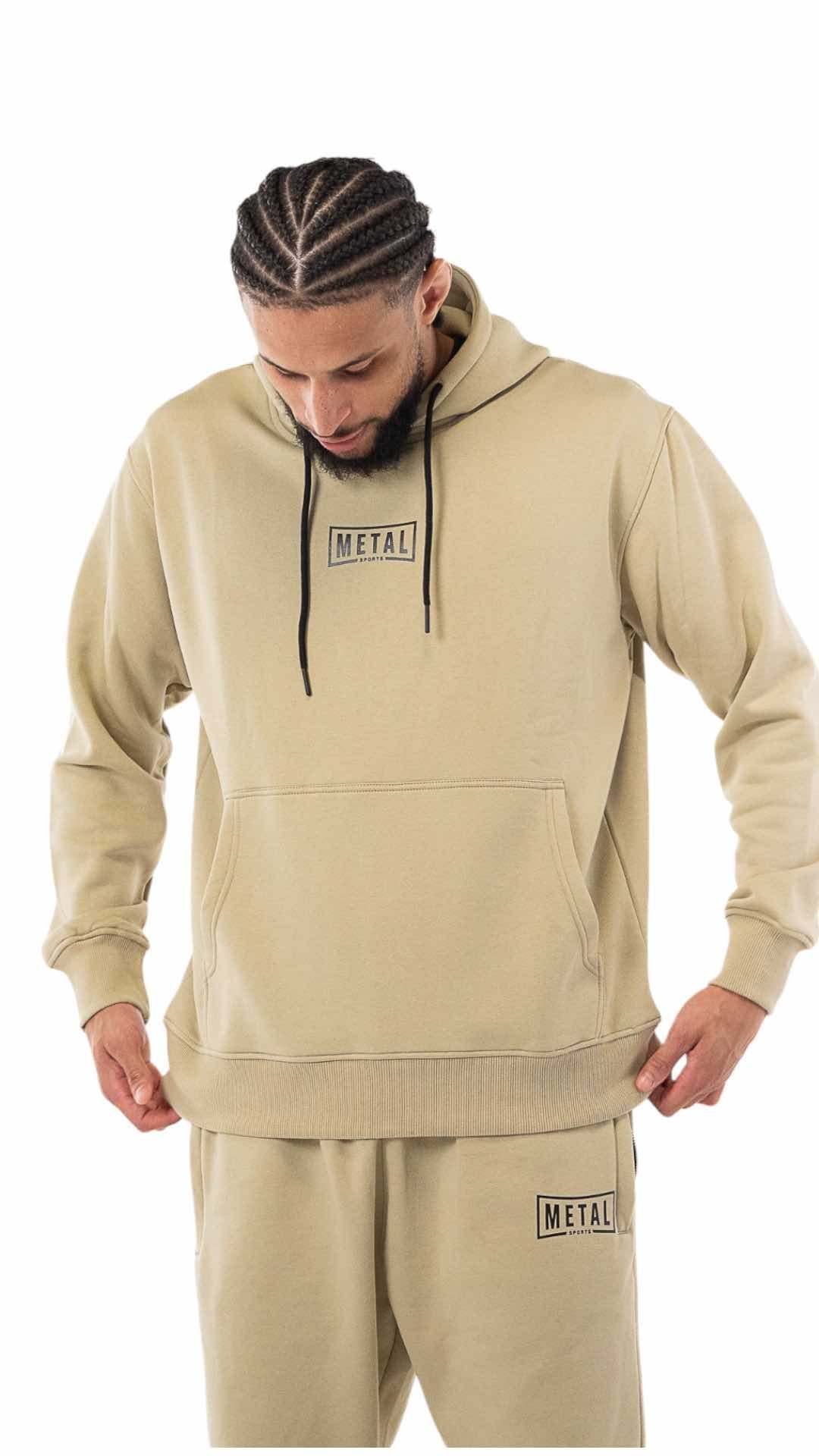 Sweat à capuche Metal Boxe beige en coton-polyester chaud avec logo discret Metal Boxe, coupe décontractée et poche kangourou.