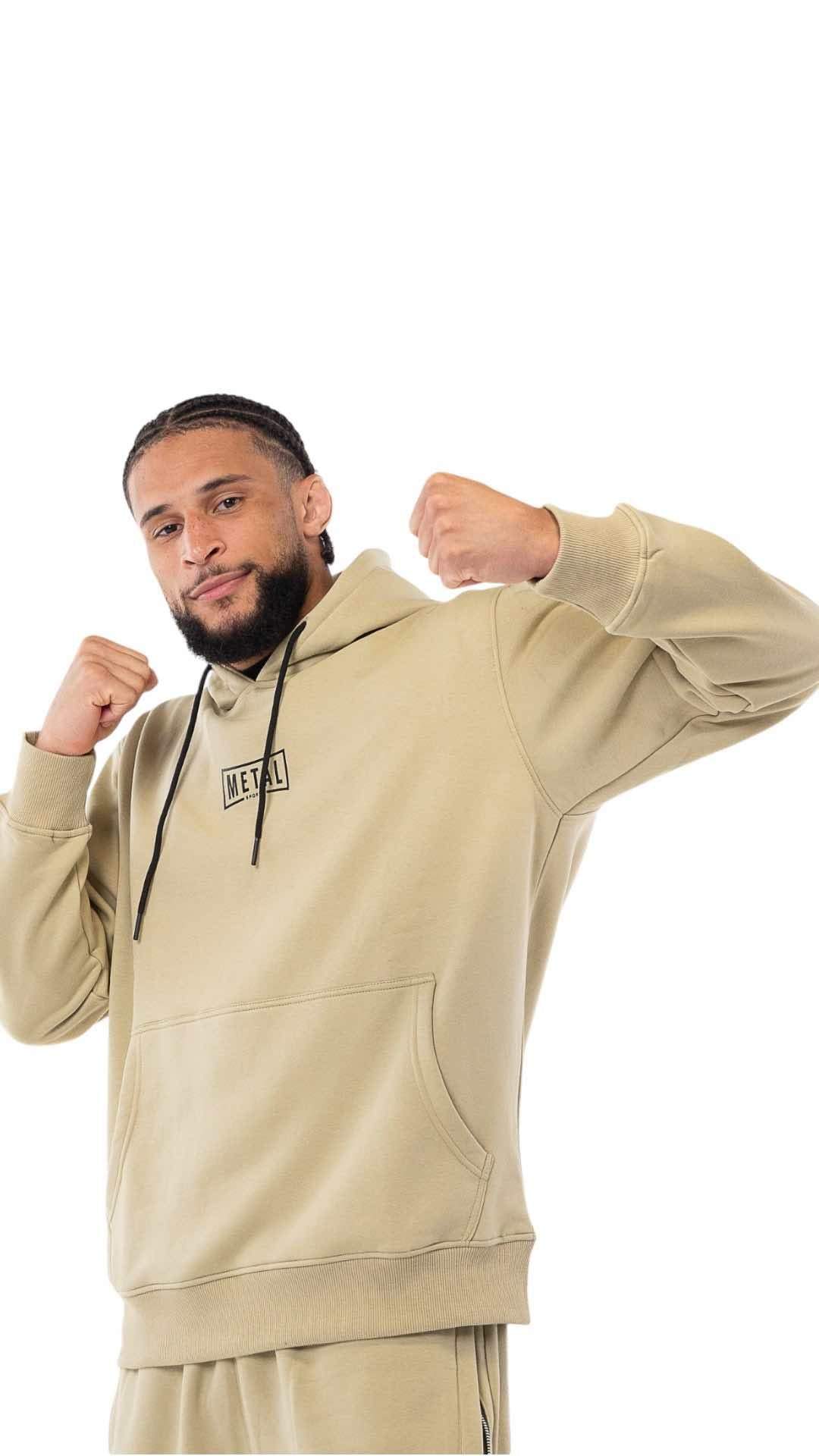 Sweat à capuche Metal Boxe beige unisexe avec poche kangourou et logo discret, style sportif et retro.