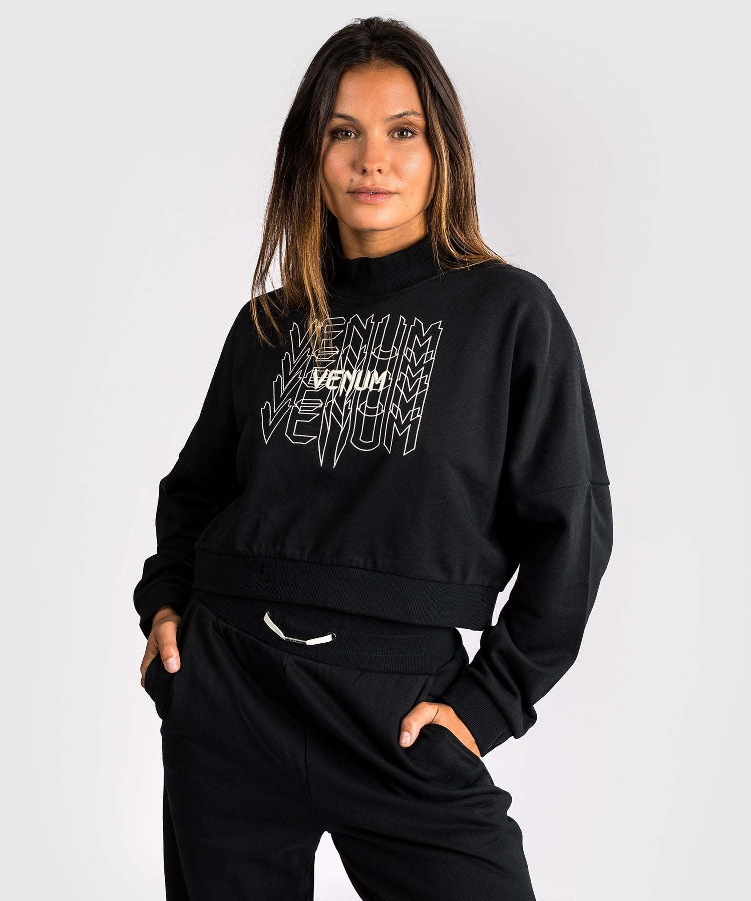 Sweatshirt Venum Pulse noir et blanc pour femmes, confortable et chaud, idéal avant et après entraînement.
