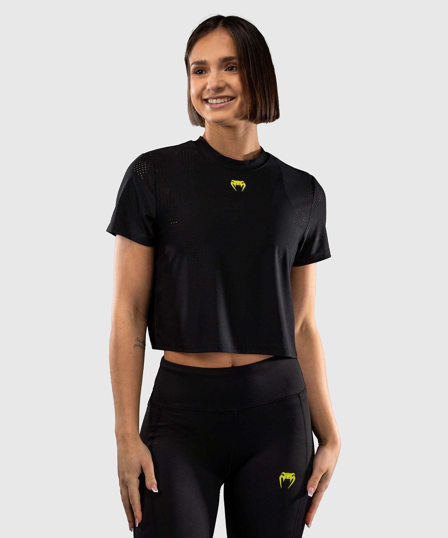 T-shirt Dry Tech Venum Lazer femme noir jaune confortable et sportif