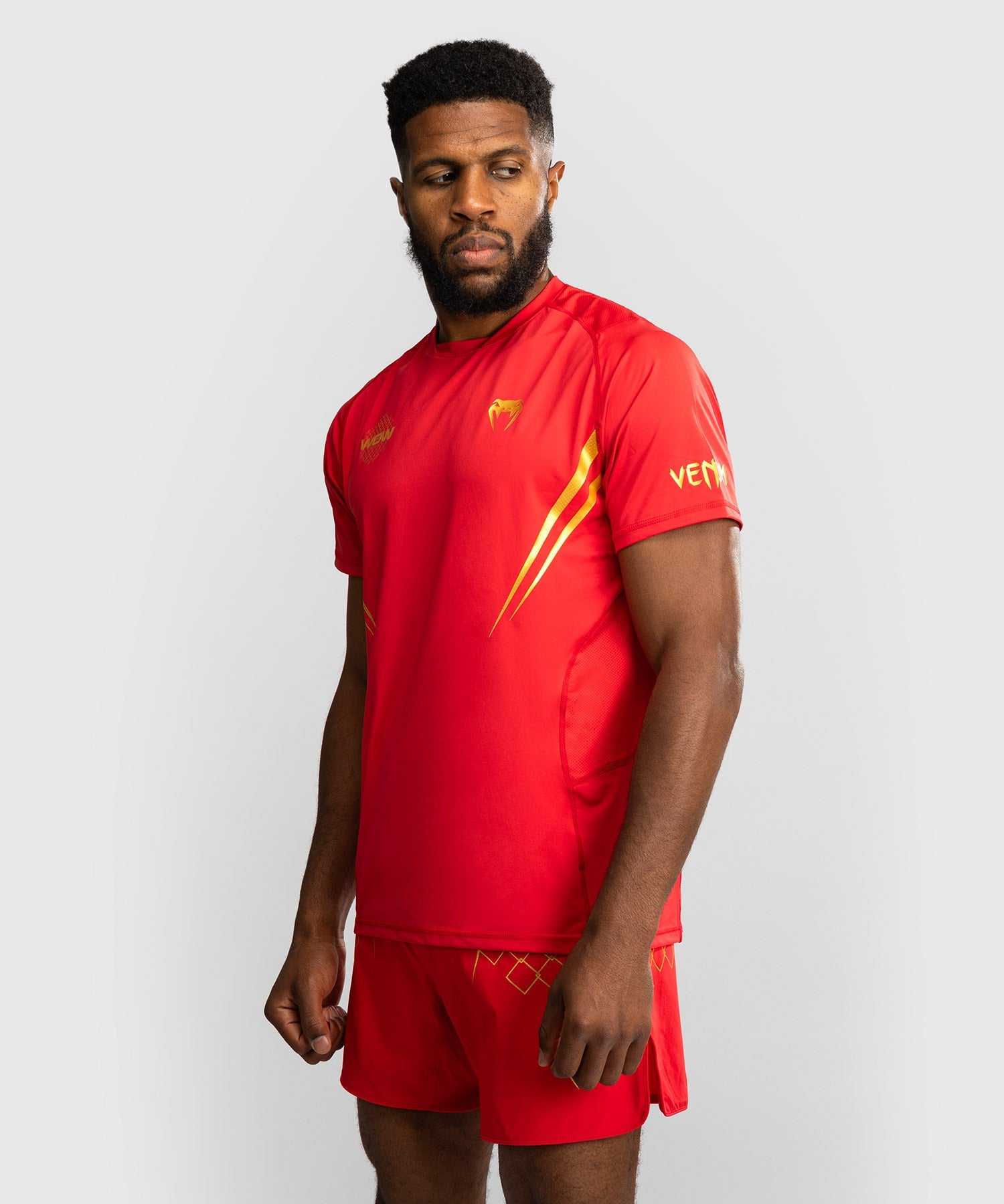 T-shirt Dry Tech Venum x WOW FC rouge et or pour sports de combat, léger et respirant