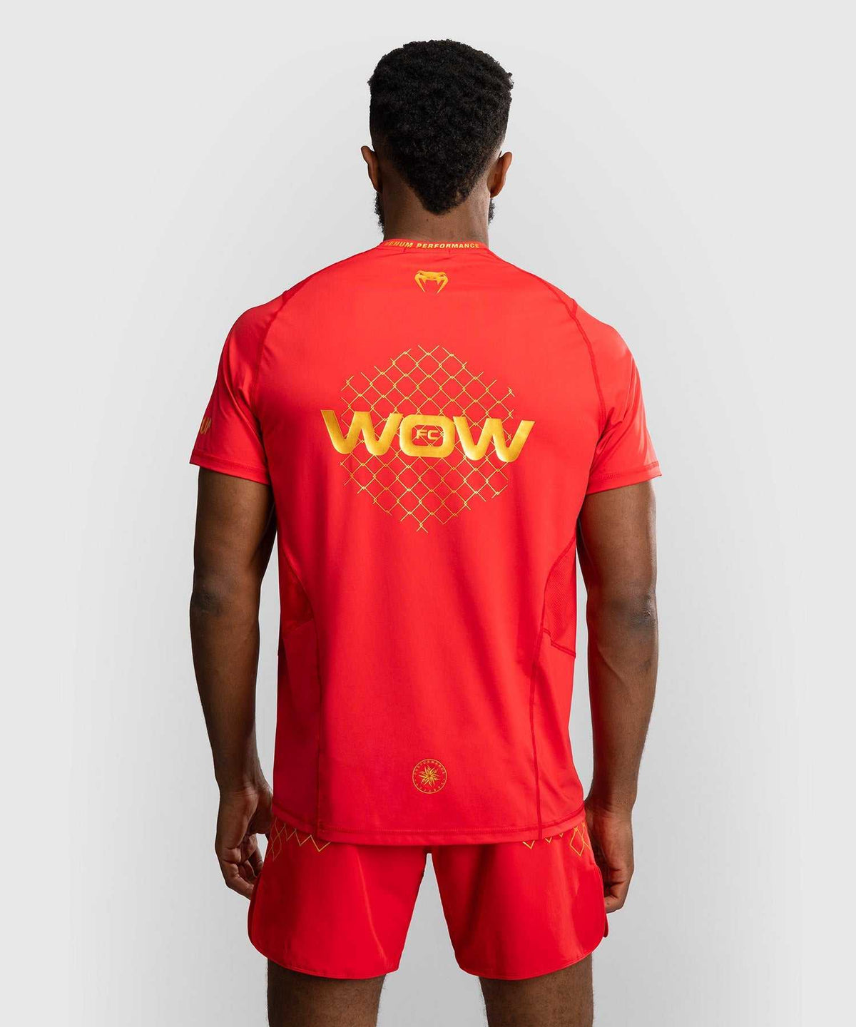 T-shirt technique Venum x WOW FC rouge et or pour entraînement sportif