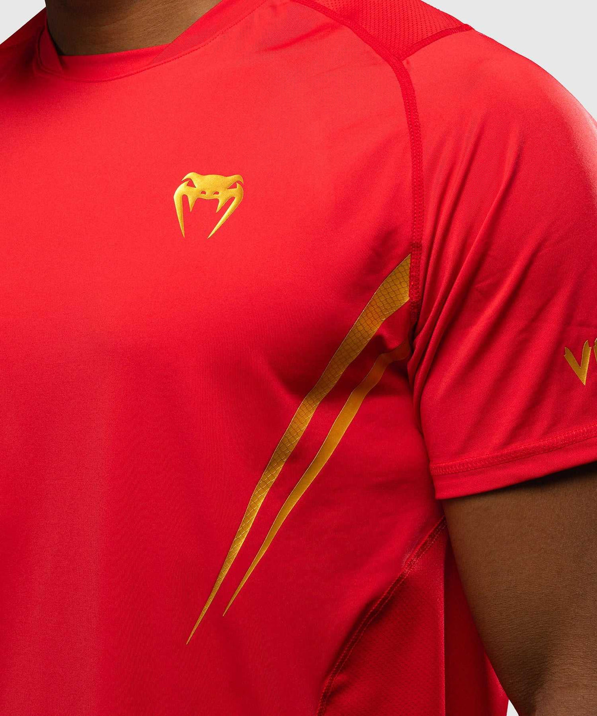 T-shirt rouge et or Venum x WOW FC en matière Dry Tech légère et respirante, coupe sportive pour entraînement combat