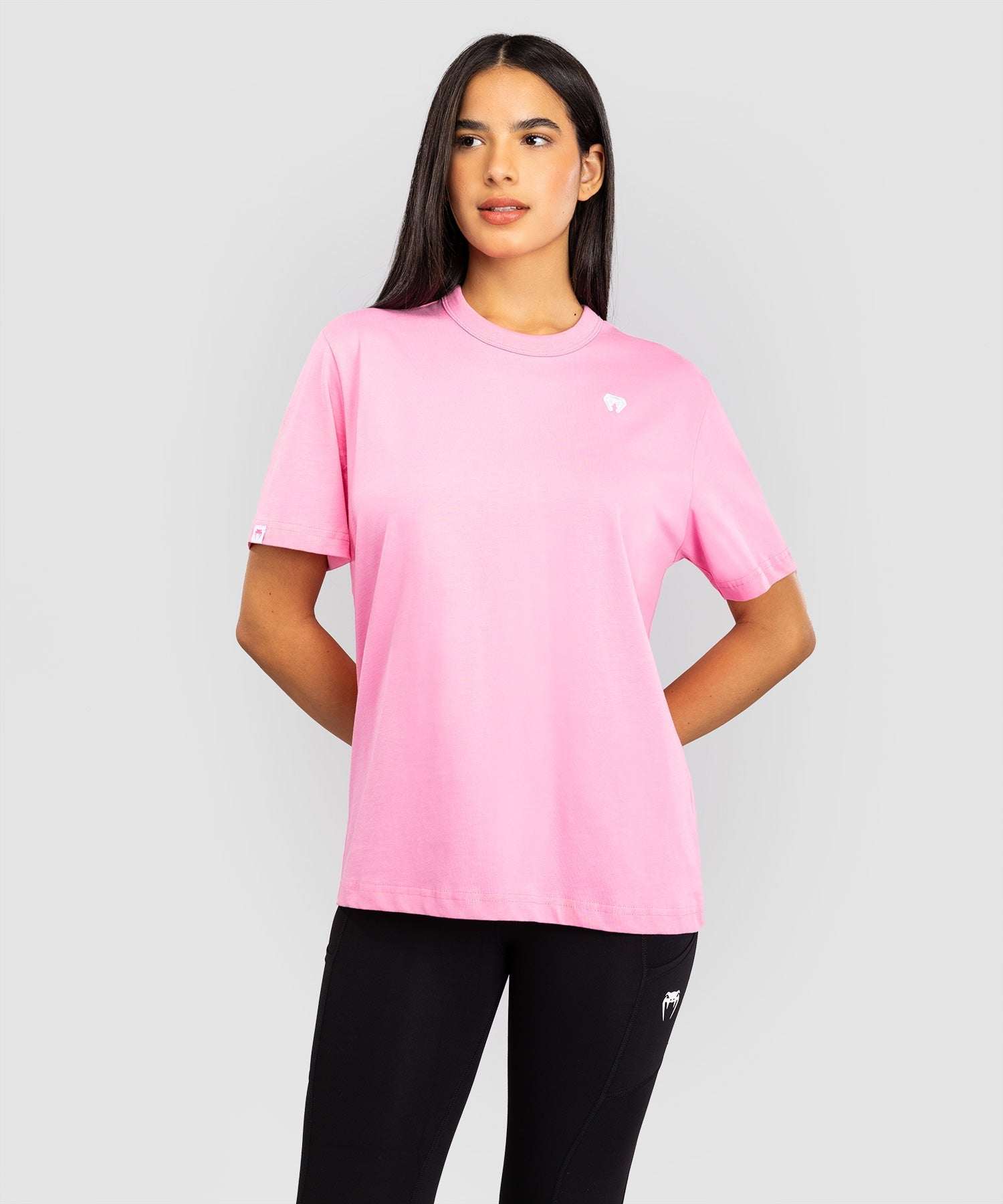 T-shirt Venum Silent Power rose bonbon, confortable et polyvalent pour entraînement et quotidien.