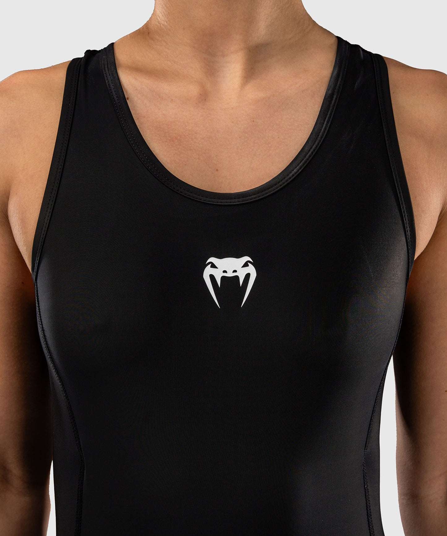 Tenue de lutte femme Venum noir élégante et performante