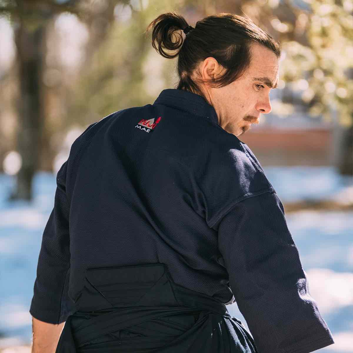 Man wearing blue FUJIMAE Veste de Kendo training jacket outdoors
