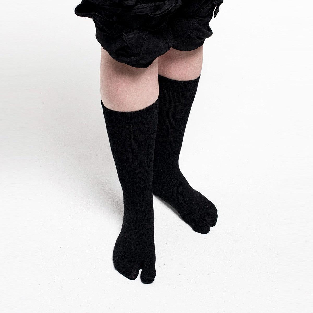 Black traditional Japanese Chaussettes Tabi et Zoori socks designed for martial arts with a split toe.