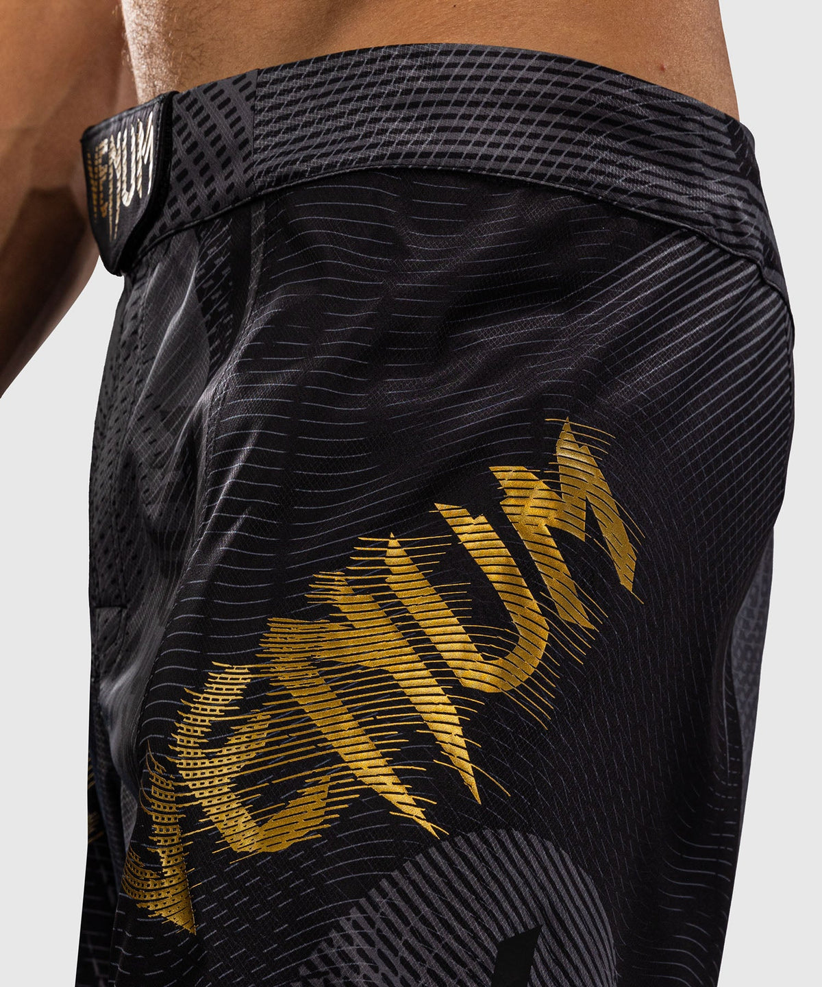 Fightshort Venum Galactic 3.0 Noir/Or disponible à la Boutique des Arts Martiaux
