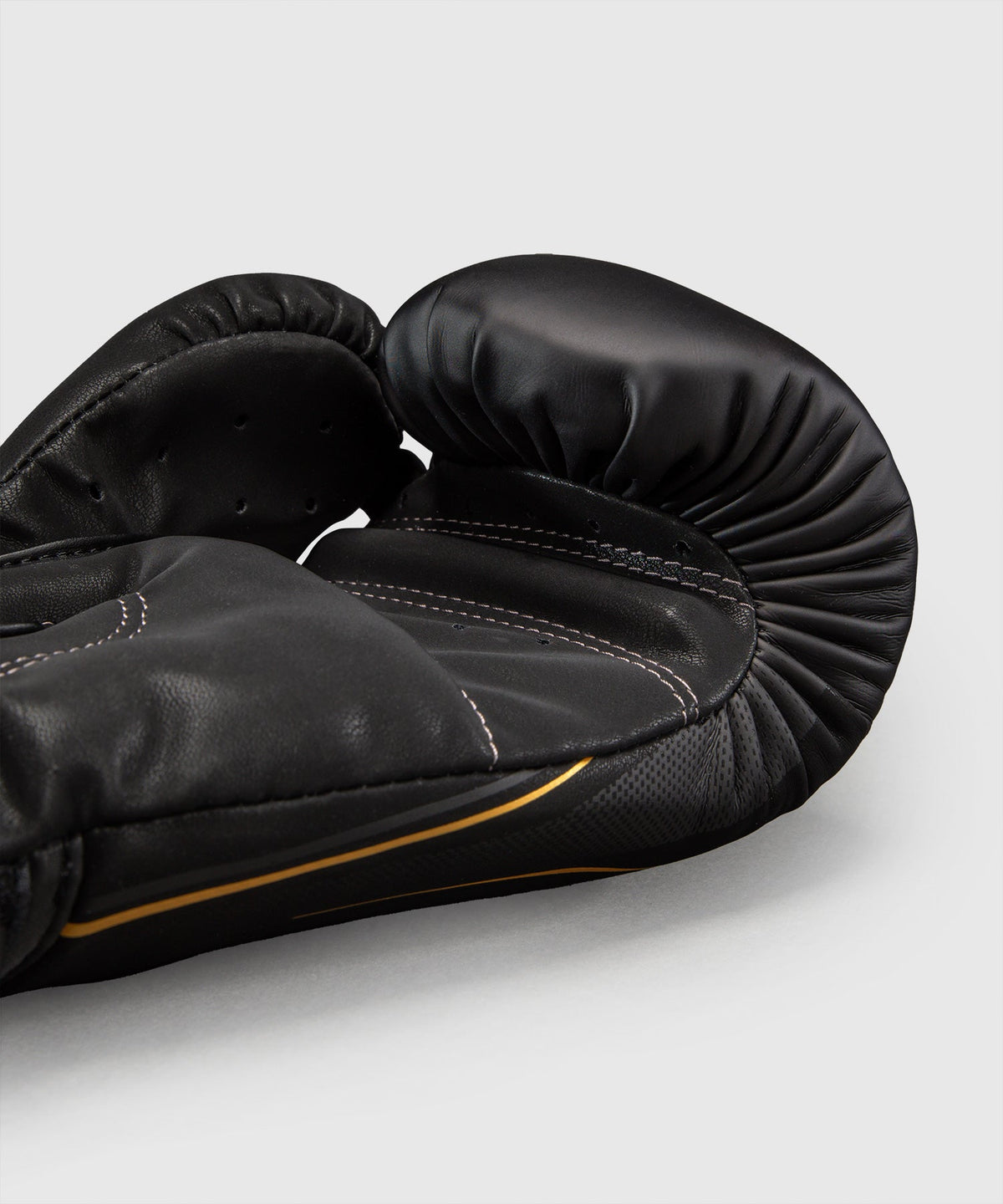 Gants de Boxe Venum G-Core Noir/Or disponible à la Boutique des Arts Martiaux