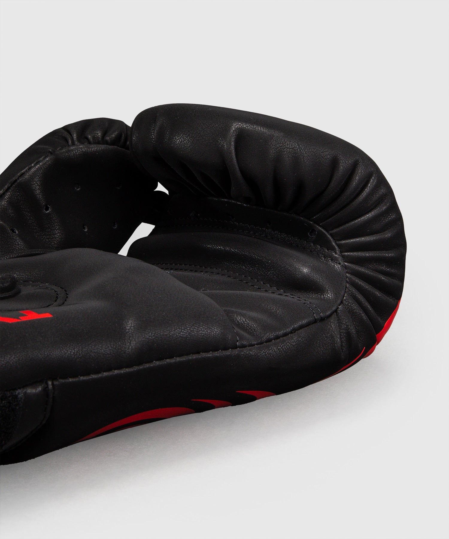 Gants de Boxe Venum Mike Tyson Replica Noir/Rouge disponible à la Boutique des Arts Martiaux