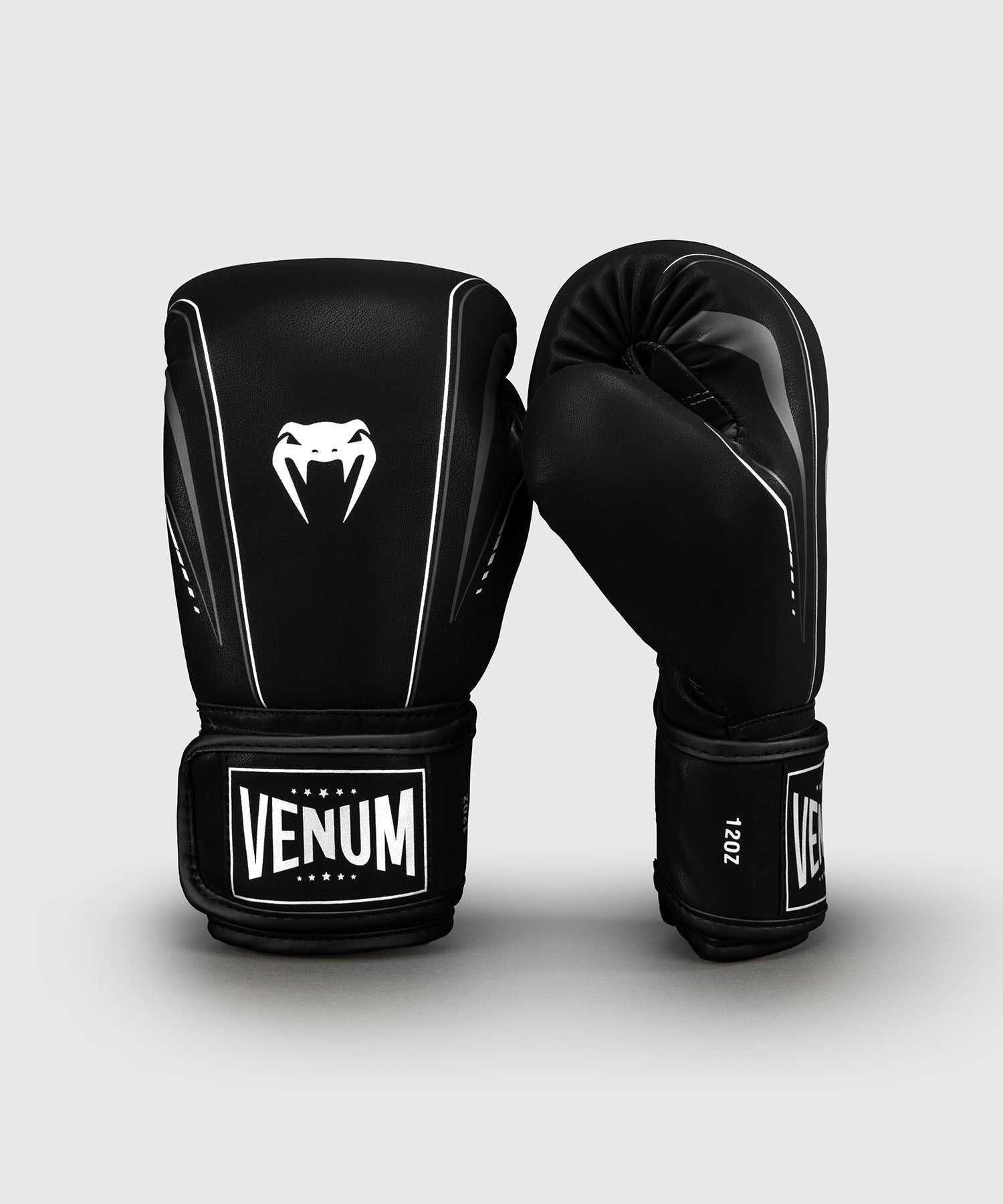 Gants de boxe Venum Streamline noir et blanc en cuir synthétique avec mousse triple densité et ventilation.