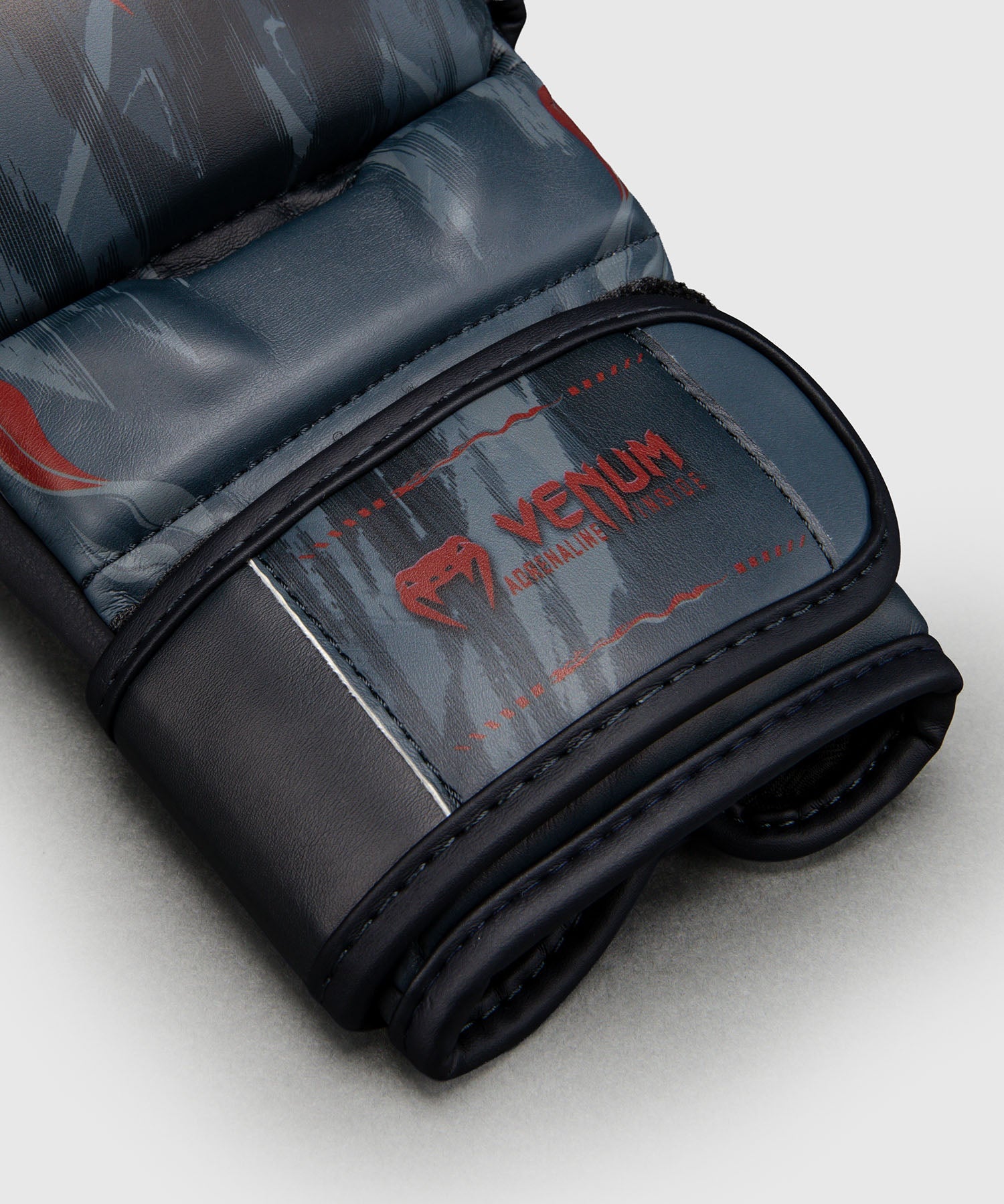 Gants de Sparring Venum Demon Noir/Gris disponible à la Boutique des Arts Martiaux