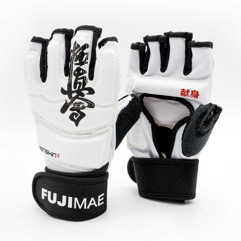 Gants Kyokushinkaï blancs en matière synthétique, avec paume ouverte, renforts noirs et caractères japonais imprimés.