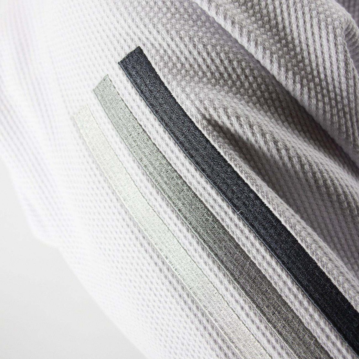 Kimono de JJB Adidas Contest 2.0 en tissu Pearl Wave avec bandes grises dégradées, conception résistante et légère pour Jiu-Jitsu.