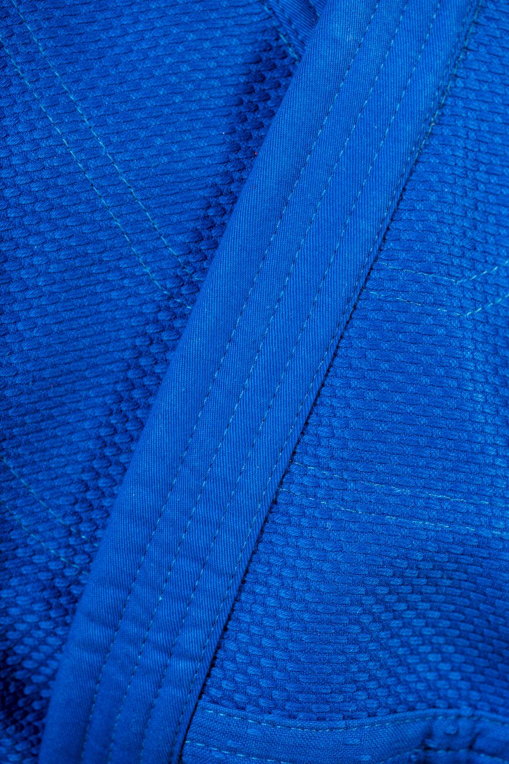 Close-up of blue Kimono Judo Mizuno Yusho IJF 2023 fabric with double-layer rice grain weave texture.