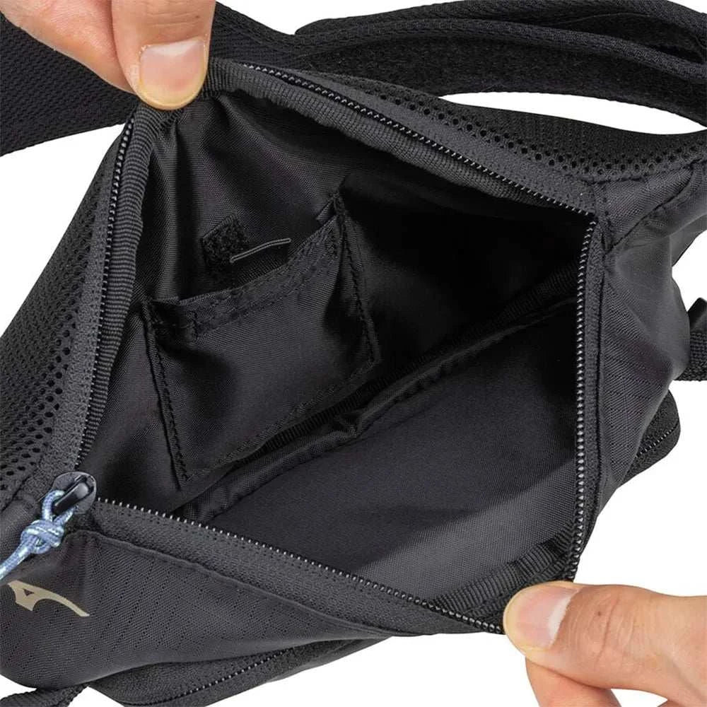 Ceinture sportive Mizuno noire portée pour le running