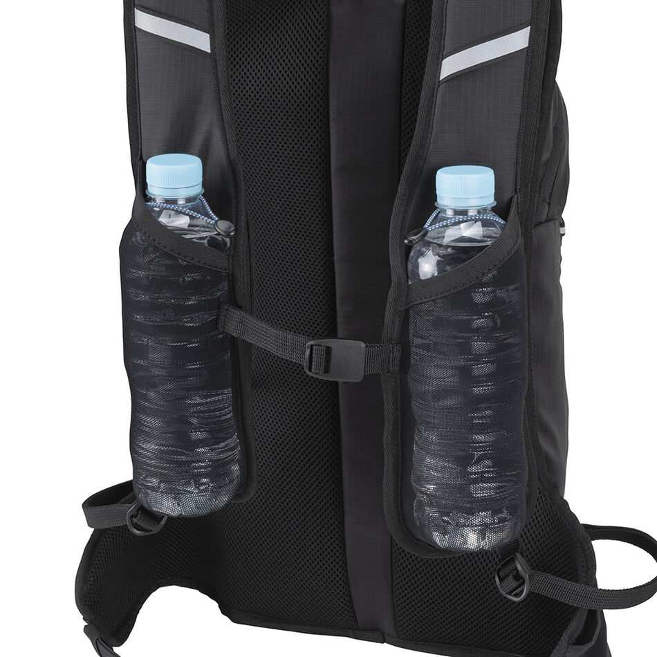 Sac à dos Mizuno 11L noir porté pour courir