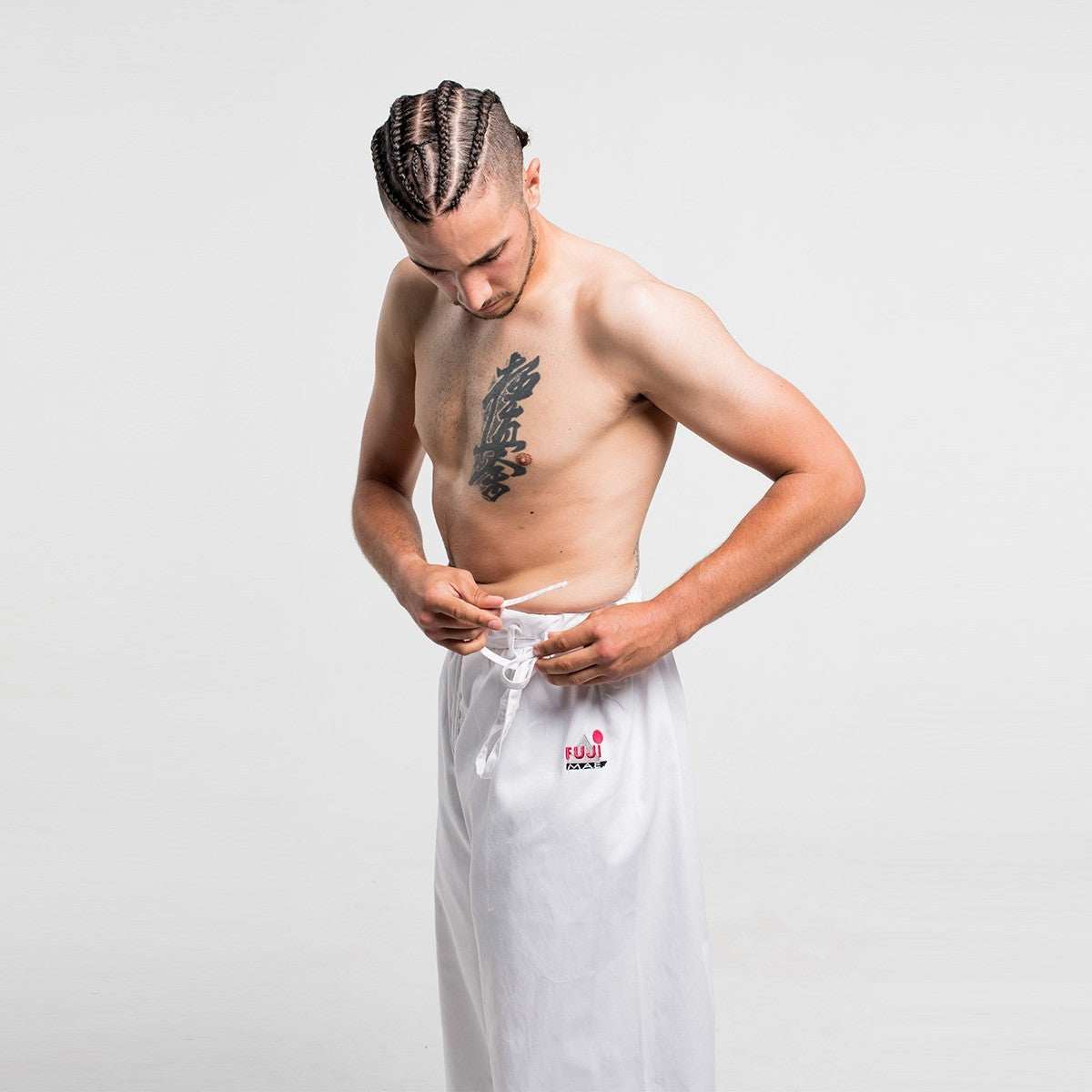 Coupe spécifique Kyokushin du pantalon FUJIMAE Training blanc