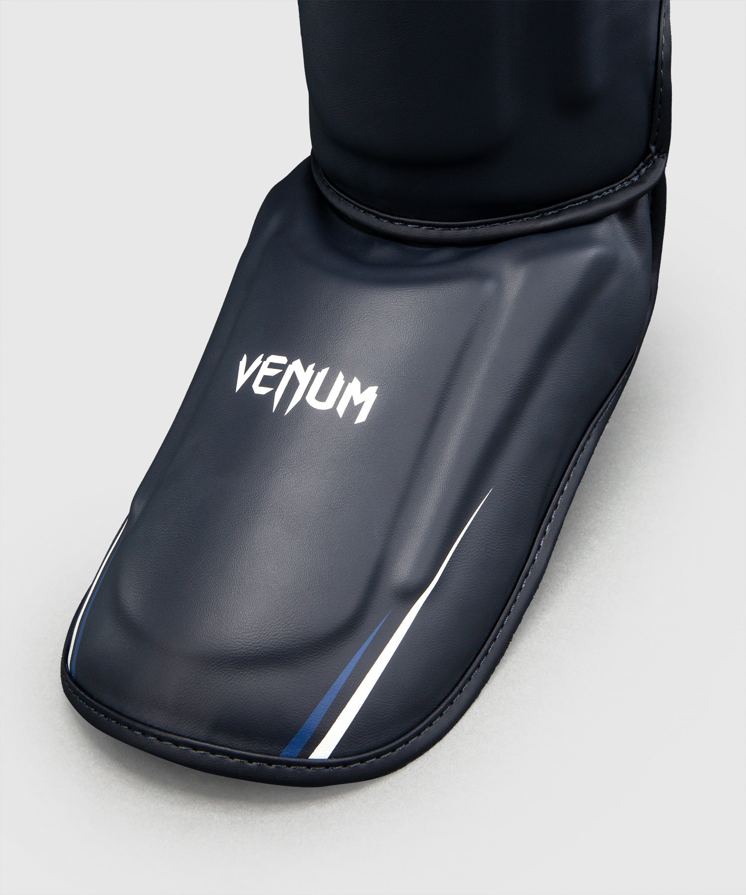 Protège-tibias Venum G-Core Bleu Marine/Blanc disponible à la Boutique des Arts Martiaux