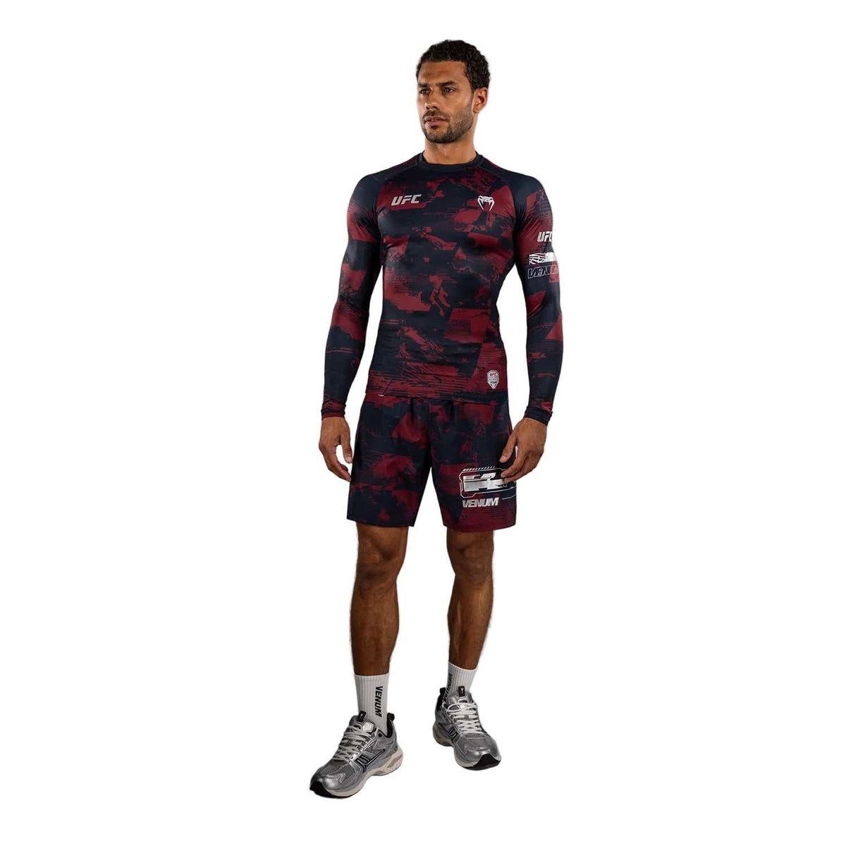 Rashguard ML Performance à manches longues, bleu marine et bordeaux, motif camouflage et logos UFC argentés.