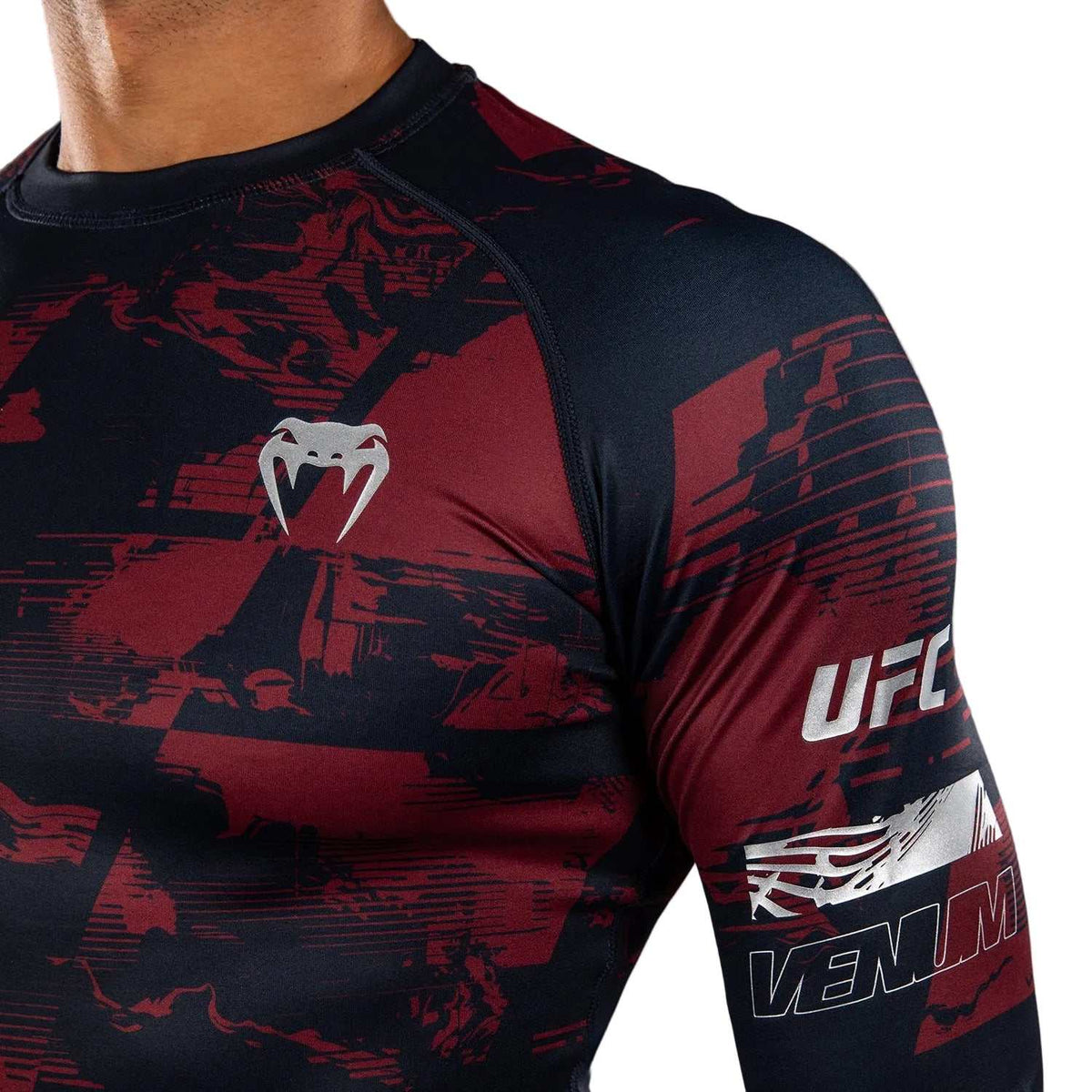 Rashguard ML Performance à manches longues, bleu marine et bordeaux, en tissu compressif avec logos UFC et Venum imprimés.