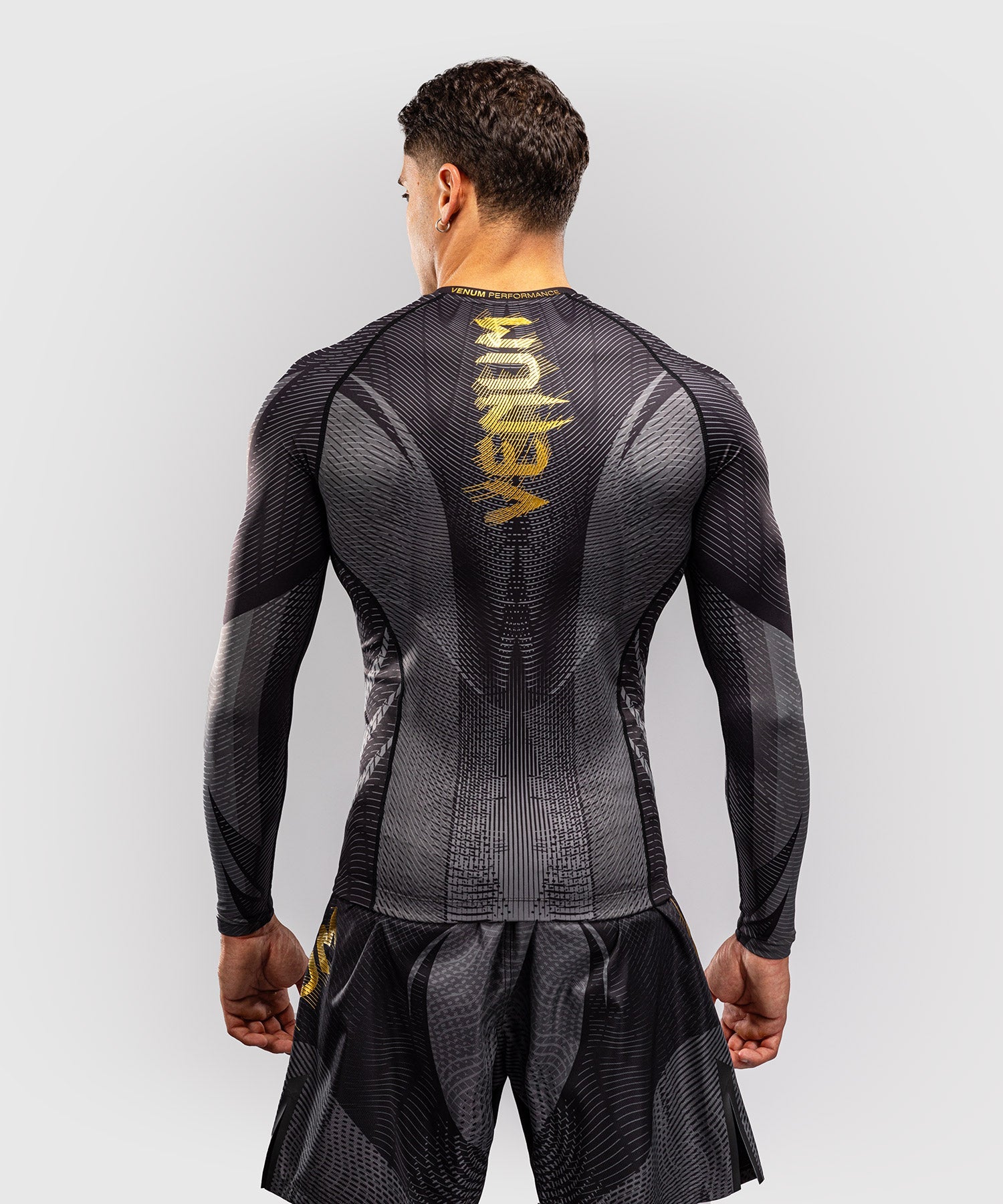 Rashguard manches longues Venum Galactic 3.0 Noir/Or, vue studio